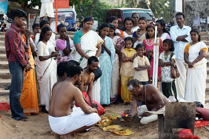 Hindu ģimenes svētbrīdis - Pudža. Papanasam beach, Varkala, Kerala
Foto: Guna Bērziņa 57079