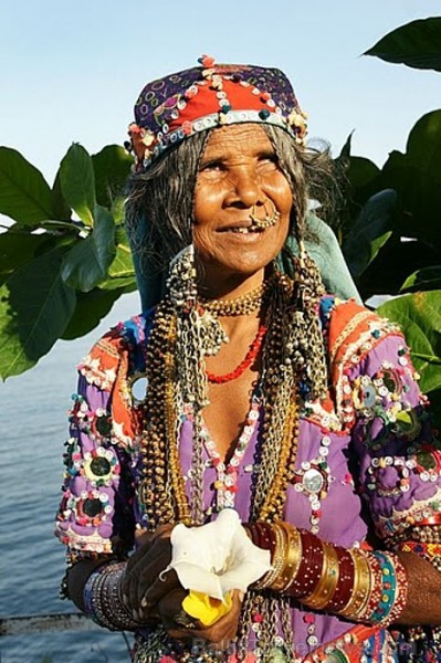 Lombadi sieviete fotgrāfējas ar lepnumu. Kerala
Foto: Guna Bērziņa 57082
