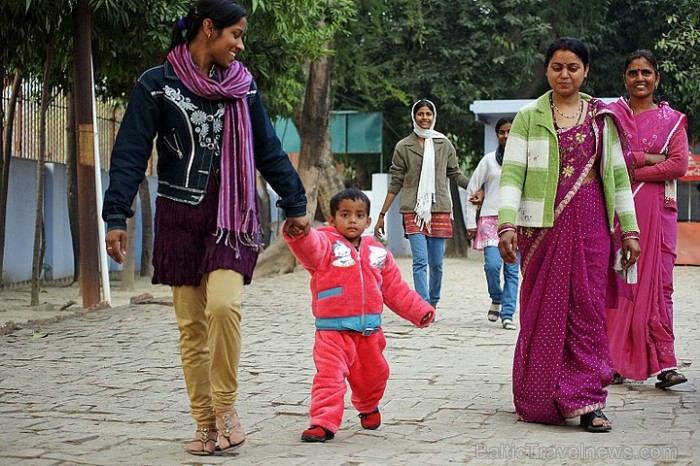 Hindu ģimene priecīgi iznākot no simboliskā Briežu dārza. Sarnath
Foto: Guna Bērziņa 57086
