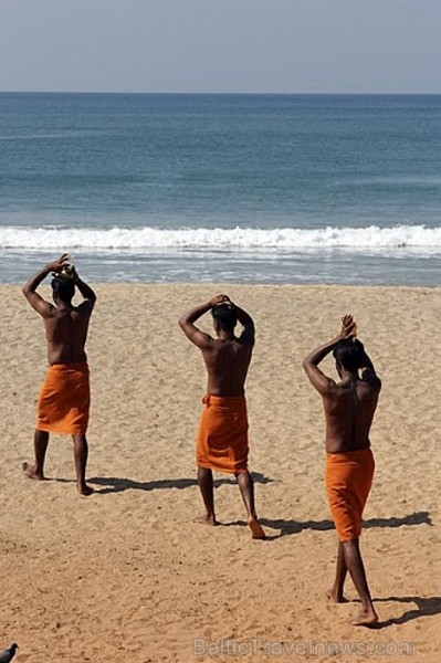 Hindu ģimenes vīrieši saņem svētību Pudžā galvenokārt. Papanasam Beach, Varkalai, Kerala
Foto: Guna Bērziņa 57091