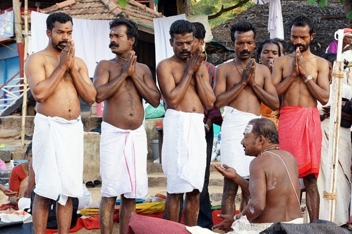 Ģimenes vīrieši saņem svētību Pudžas laikā. Papanasam Beach, Kerala
Foto: Guna Bērziņa 57093