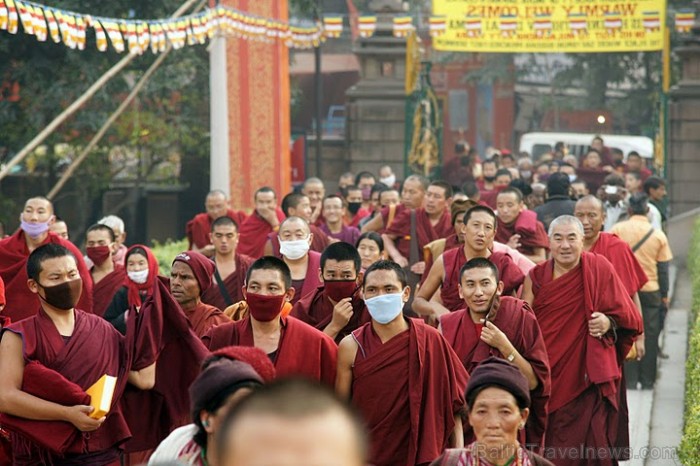 Mūki dodas uz vakara lūgšanu vietu. Janvārī uz Dalai Lamas lekciju nedēļu bija sabraukuši vienuviet 6 tūkst. mūku un 10 tūkst. tibetiešu diasporas ied 57094