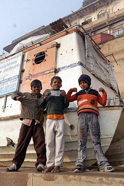 Bērni ir aktīvi un ziņkārīgi. Indijai paredz labu attīstību arī nākotnē. Varanasī
Foto: Guna Bērziņa 57107