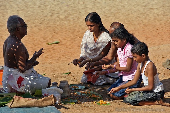 Hindu ģimenes svētbrīdis pludmalē. Papanasam Beach, Varkalai, Kerala
Foto: Guna Bērziņa 57109