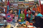 Zīda šallīšu un lakatu veikaliņā notiek aktīva tirgošanās par cenu vienmēr. Varanasī
Foto: Guna Bērziņa 34