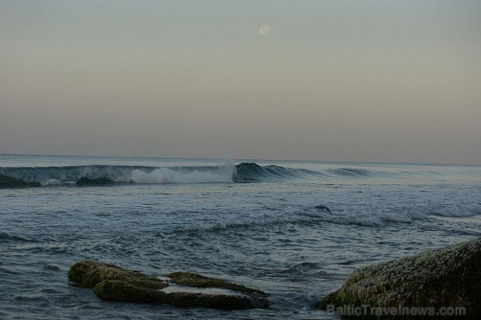 Saule satiek no rīta mēnesi jūrā.  Foto: Guna Bērziņa 57211