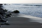 Neparastā Melnā pludmale – smiltis no viļņu samaltām melnu granītu drusciņām. Foto: Guna Bērziņa 25