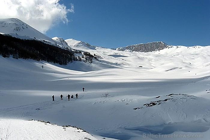 Valsts ziemeļos kalnu grēdas klāj sniegs, tāpēc tūristi var braukt slēpot un ļauties augsto kalnu burvībai 57482