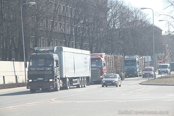 Šodien, 24.03.2011. pie Rīgas pils, apmēram, 200 kravas pārvadātāji protestēja pret valdības lēmumiem 57508