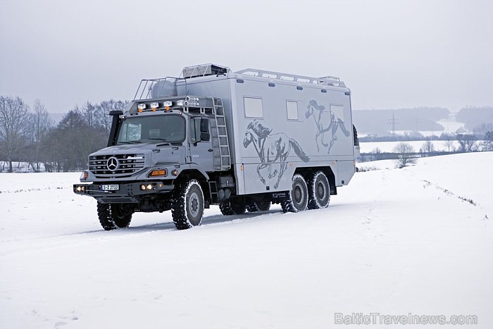 Mercedes Zetros automobilis ir apgādāts ar 7,2 litru motoru, kuram ir 326 zirgspēki 57553