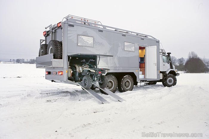 Mercedes Zetros spēj pievarēt stāvas kalnu nogāzes un pārvarēt spēcīgas upes straumes 57555