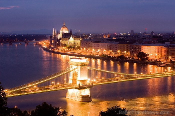 Budu ar Peštu savieno pavisam deviņi tilti, bet visvecākais no tiem ir Ķēdes tilts (Lánchíd) 
Foto: Hungary.com 57589