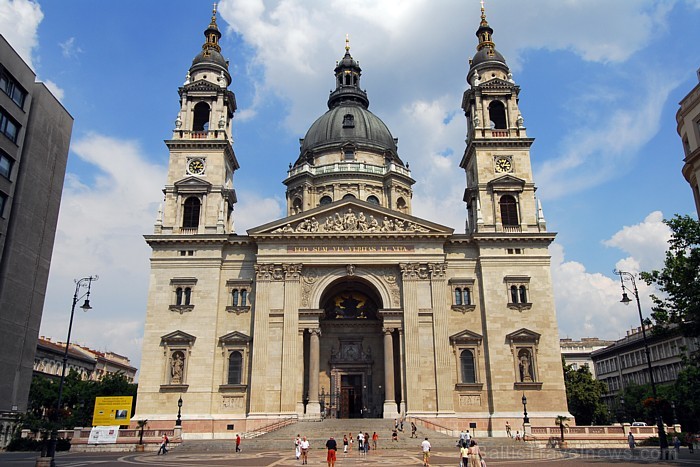 Ištvāna bazilikā ir apskatāma iebalzemēta pirmā Ungāra karaļa roka, ko tūristi var aplūkot iemetot automātā monētas puslata vērtībā un tad tā uz minūt 57595