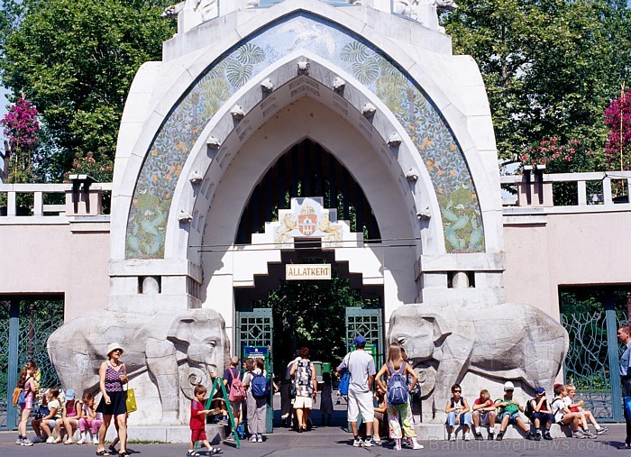 Budapeštas pilsētas parkā atrodas zooloģiskais dārzs, kas nav gluži tāds kā visur, jo to konstruēja arhitekti no Nacionālās Romantisma skolas, kas pie 57600