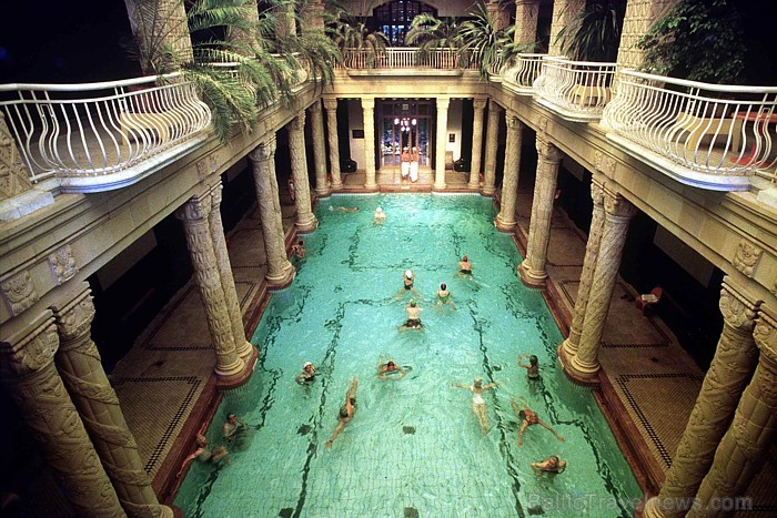 Gellért Baths and Spa ir viens no vispieprasītākajiem kompleksiem Budapeštā. Tas ir dekorēts ar bagātīgām, oriģinālām jūgendstila mēbelēm, mākslas moz 57603