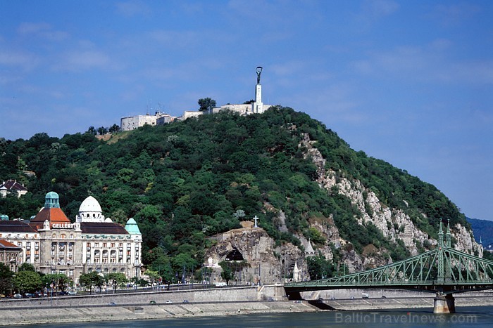 Gandrīz no jebkuras vietas Budapeštā var redzēt Gellért hegy, kalnu, kura smailē atrodas Brīvības piemineklis
Foto: Hungary.com 57604