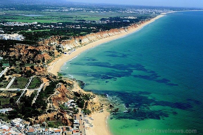 Falesia pludmale ir viena no labākajām pludmalēm Portugālē un tā lepojas ar piešķirto Zilo karogu, kas liecina par tīrību pludmalē un ūdenī
Foto: Reg 57640