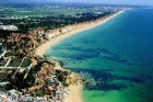 Falesia pludmale ir viena no labākajām pludmalēm Portugālē un tā lepojas ar piešķirto Zilo karogu, kas liecina par tīrību pludmalē un ūdenī
Foto: Reg 8