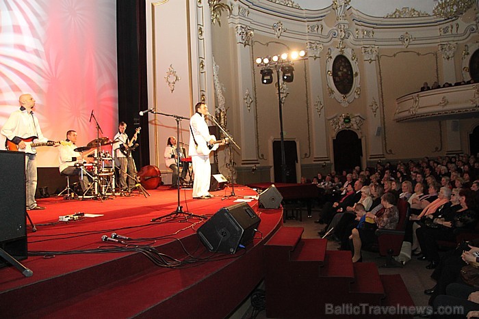 Šlāgergrupa «Baltie lāči» no Latgales svin 5 gadu jubileju 3.04.2011 kino Rīga 57870