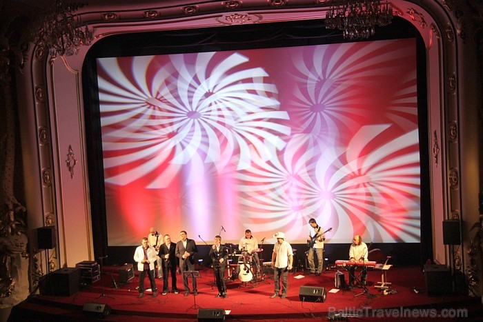 Šlāgergrupa «Baltie lāči» no Latgales svin 5 gadu jubileju 3.04.2011 kino Rīga 57884