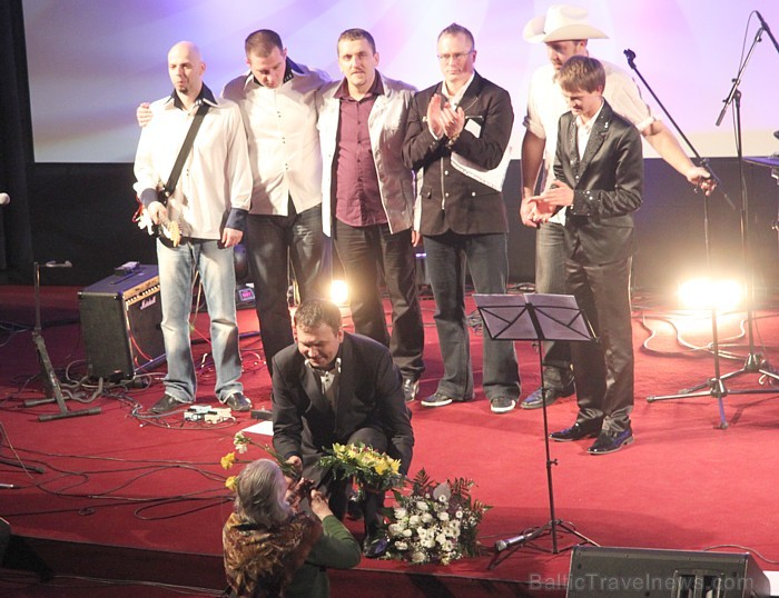 Šlāgergrupa «Baltie lāči» no Latgales svin 5 gadu jubileju 3.04.2011 kino Rīga 57885