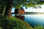 Skaistus dzīves brīžus var pavadīt uz  ezera uzbūvētos namiņos
Foto: Toma Babovic 13
