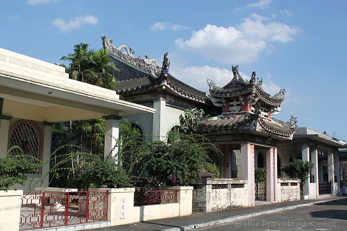 Ķīniešu kapsēta Manilā aprīkoti ar kristāla lustrām, ūdens tualetēm, virtuvēm, karstu un aukstu ūdeni, un pat kondicionieriem
Foto: Irīna Klapere, Re 58188