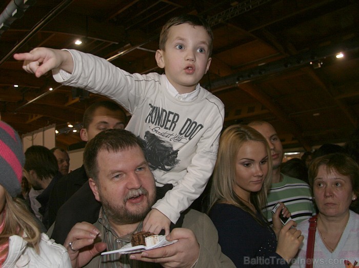 Bildes no Ķīpsalas izstādes Fiesta Expo 2011 - kāzu tortes tiek garšotas un noteiktās tās labākās 58202