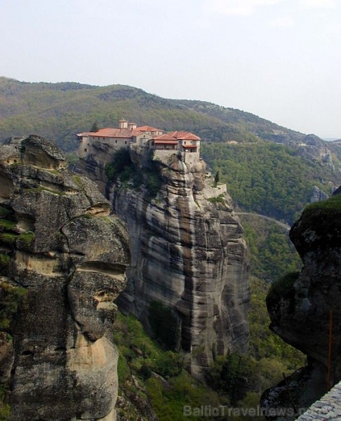 Meteora ir akmens pilsēta Grieķijā, kur uz klinšu virsotnēm ir uzbūvēti vairāki klosteri
Foto: Terre.sans.frontiere.free.fr 58453