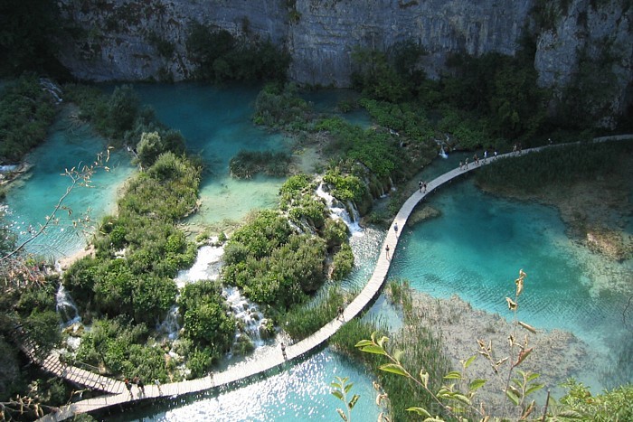 Plitvice ezeru nacionālais parks atrodas Horvātijā, kuru apskalo 16 ezeri, pār kuriem var pastaigaties pa speciāli izveidotu taciņu
Foto: Terre.sans. 58459