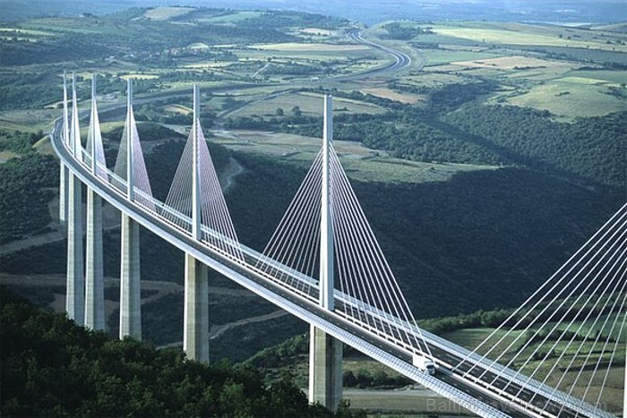 Millau Bridge atrodas Francijā, Tarn ielejā. Tas ir augstākais tilts pasaulē 58746