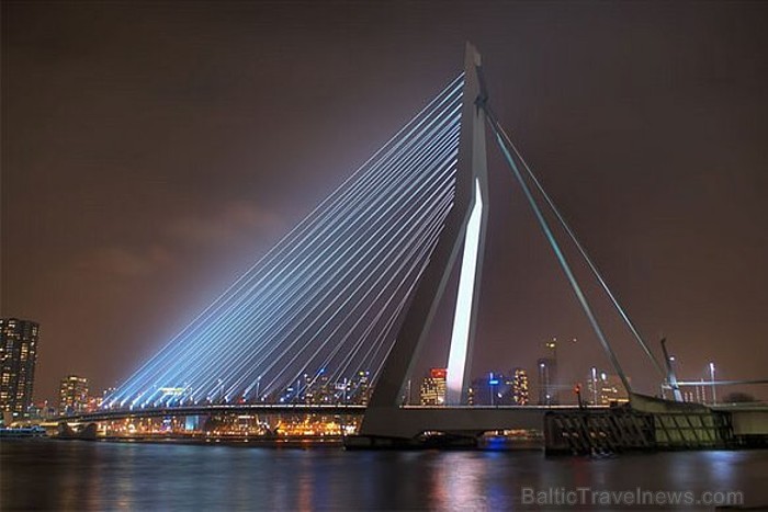 Erasmusbrug tilts atrodas Roterdamā, Nīderlandē. Dēļ tās formas to mēdz dēvēt par gulbja tiltu 58752