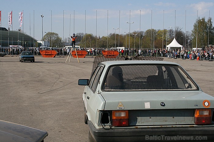 Pārdroši triki autokaskadieru šovā 58817