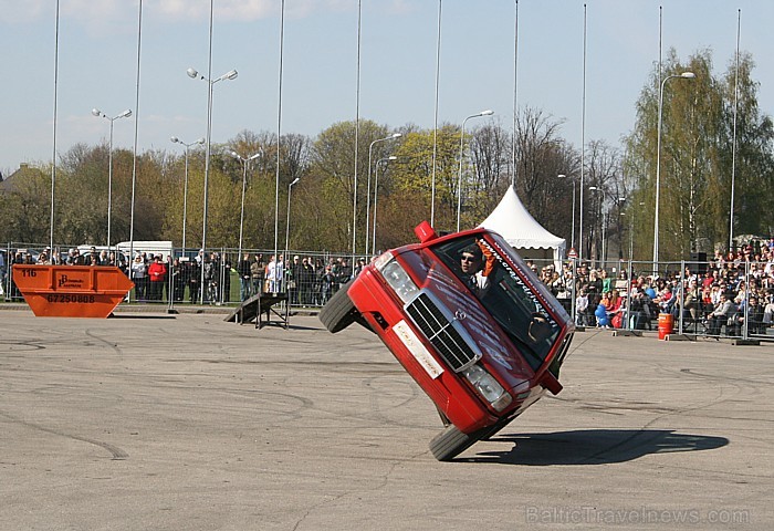 Pārdroši triki autokaskadieru šovā 58824