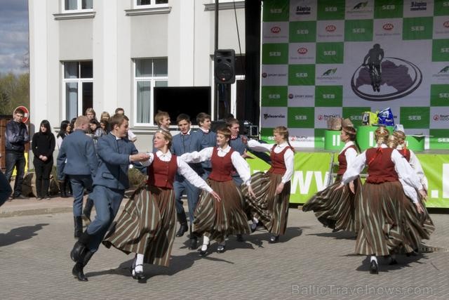 Pa to laiku braucējus un pavadoņus izklaidē deju kolektīvi
Foto: Novatours 59336