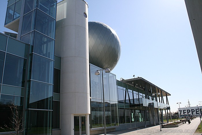 Zinātnes centram ir divas izstāžu zāles – Tartu un Tallinā. Abās vietās ir arī savs 4D piedzīvojumu kino. Vairāk informācijas: www.ahhaa.ee 59422