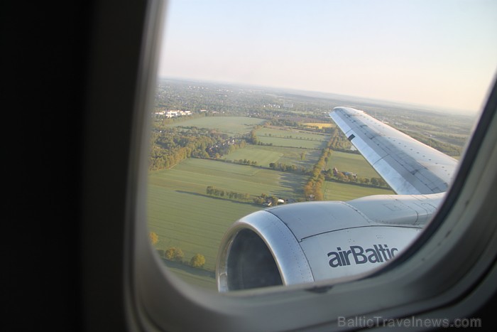 airBaltic lidojums no Rīgas uz Hamburgu biznesa klasē ir patīkams... stjuaršu uzmanība, jaunākās biznesa avīzes, brokastis, brīvāka sēdēšana + visas p 60038
