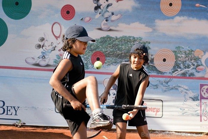 Viesnīcai ir arī 4 tenisa laukumi bērniem. Bērnu izklaidei ir vairāki klubi: miniklubs (4-6 g.v.), midiklubs (7-9 g.v.), maksiklubs (10-12 g.v.), juni 60146