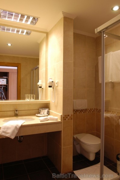 Dušas un WC telpa. Viesu numuros viesnīca izmanto Dove kosmētikas līdzekļus (dušas želeja, šampūns ar kondicionieri, ziepes). Pietrūka ķermeņa losjona 60155
