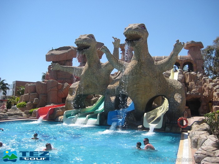 Bērnu baseins ar 4 ūdensslīidkalniņiem, rotaļlaukumu. Teritorijā atrodas arī neliels Zoo, miniklubs (4-12 g.v.) un junior club (13-17 g.v., jūnijā un  60198