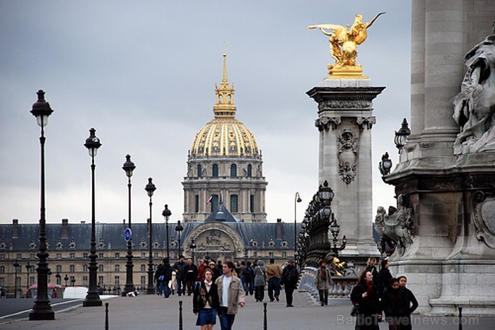 ...Les Invalides. Pati Parīze pārsteidz apmeklētājus ar tās neparasto arhitektūru, daudzajiem muzejiem un ir zināma, kā mīlnieku pilsēta 60913