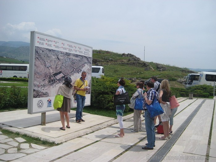 Pamukkale ir brīnumaina vieta Turcijā, kas ir slavena ar dziedinošiem ūdeņiem (Kleopatras baseinu), elpu aizraujošo ainavu (Baltās terases) un bagāto  60928