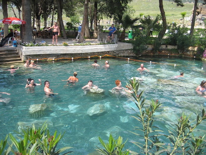 Pamukkale ir brīnumaina vieta Turcijā, kas ir slavena ar dziedinošiem ūdeņiem (Kleopatras baseinu), elpu aizraujošo ainavu (Baltās terases) un bagāto  60930