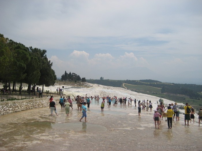 Pamukkale ir brīnumaina vieta Turcijā, kas ir slavena ar dziedinošiem ūdeņiem (Kleopatras baseinu), elpu aizraujošo ainavu (Baltās terases) un bagāto  60935