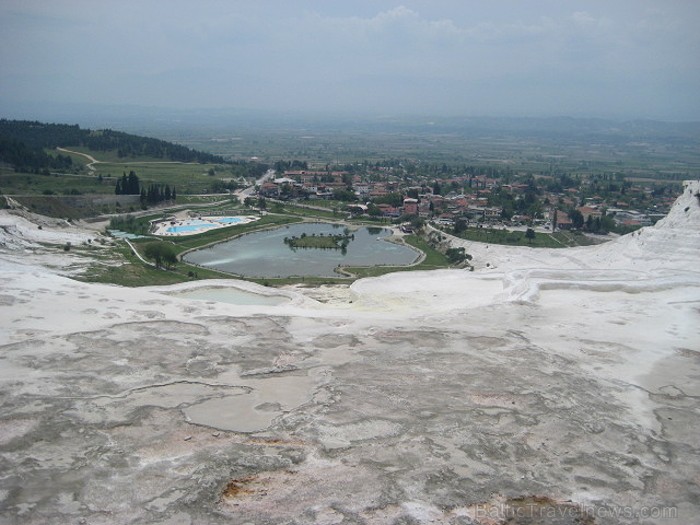 Pamukkale ir brīnumaina vieta Turcijā, kas ir slavena ar dziedinošiem ūdeņiem (Kleopatras baseinu), elpu aizraujošo ainavu (Baltās terases) un bagāto  60936