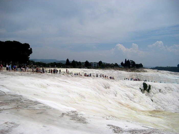 Pamukkale ir brīnumaina vieta Turcijā, kas ir slavena ar dziedinošiem ūdeņiem (Kleopatras baseinu), elpu aizraujošo ainavu (Baltās terases) un bagāto  60937