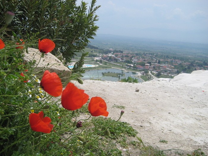 Pamukkale ir brīnumaina vieta Turcijā, kas ir slavena ar dziedinošiem ūdeņiem (Kleopatras baseinu), elpu aizraujošo ainavu (Baltās terases) un bagāto  60938