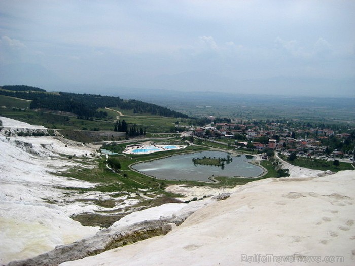 Pamukkale ir brīnumaina vieta Turcijā, kas ir slavena ar dziedinošiem ūdeņiem (Kleopatras baseinu), elpu aizraujošo ainavu (Baltās terases) un bagāto  60939