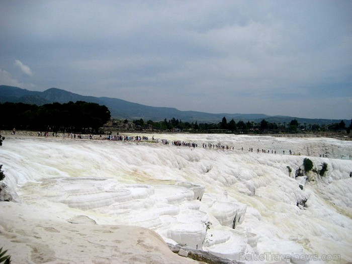 Pamukkale ir brīnumaina vieta Turcijā, kas ir slavena ar dziedinošiem ūdeņiem (Kleopatras baseinu), elpu aizraujošo ainavu (Baltās terases) un bagāto  60941