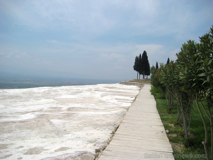 Pamukkale ir brīnumaina vieta Turcijā, kas ir slavena ar dziedinošiem ūdeņiem (Kleopatras baseinu), elpu aizraujošo ainavu (Baltās terases) un bagāto  60942